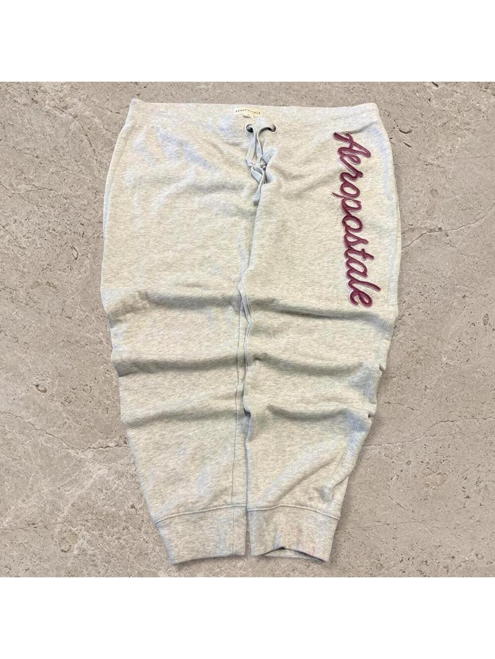 Beautiful baggy Y2K vintage gray Aeropostale sweats.